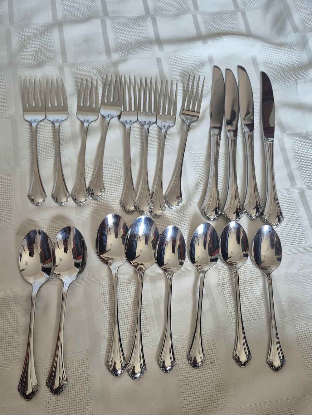 Oneida Stainless Steel Silver Flatware Set - 16-Piece Home Dining Collection